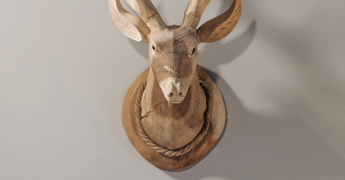 Художественная резьба носорога по дереву с африканскими мотивами