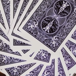 Художественная резьба карточных символов блэкджека по дереву