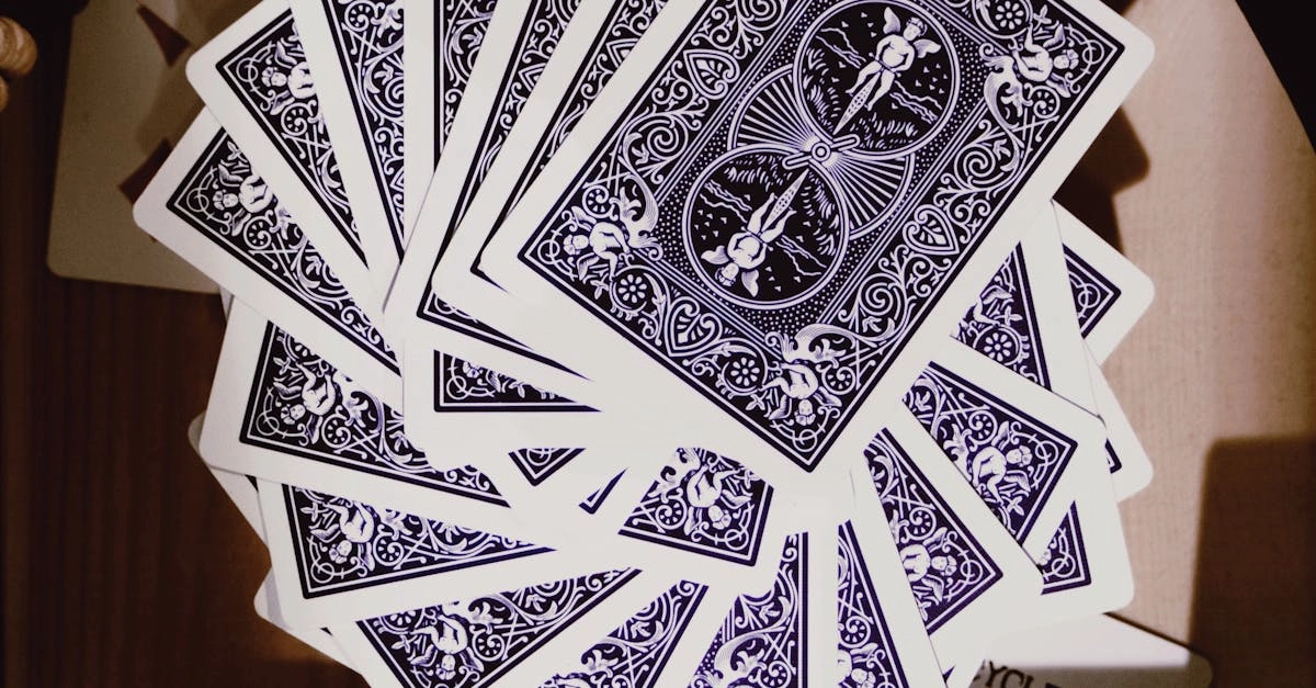 Художественная резьба карточных символов блэкджека по дереву