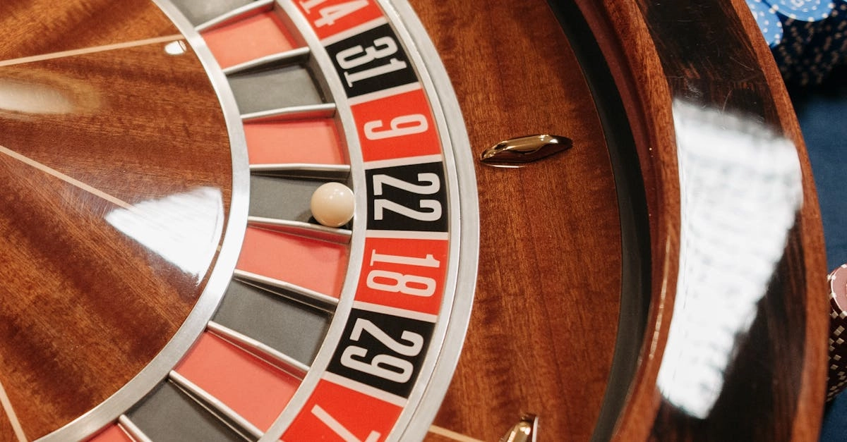 Художественная резьба игровых символов для казино по дереву